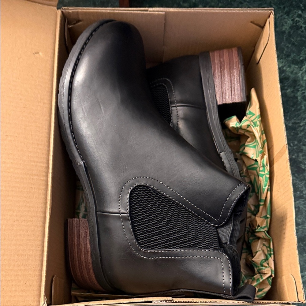 Eastland Black Leather Chukka Boots - Picture 3 of 5